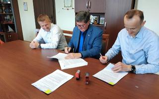 Obraz przedstawiający Podpisaliśmy umowę na rozwój infrastruktury sportowo-rekreacyjnej na terenie Gminy Jerzmanowa