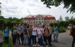 Obraz przedstawiający Pałac w Jerzmanowej gościł Szkołę Podstawową nr 3 z Głogowa