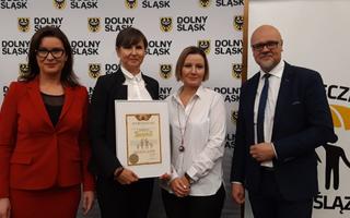 Obraz przedstawiający Szkoła Podstawowa im. Jana Pawła II w Jerzmanowej laureatem wojewódzkiego programu „Bezpieczny Dolnoślązak” !