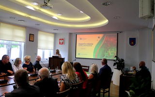 Obraz przedstawiający Wójt Gminy Anna Obolewicz z jednogłośnym absolutorium