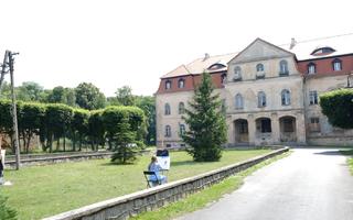 Obraz przedstawiający Plener malarski w otoczeniu pałacu i parku.