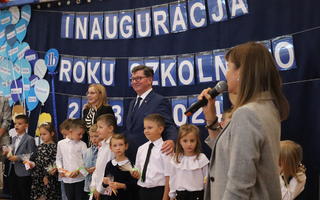 Obraz przedstawiający Uczniowie wracają do szkolnych ławek po wakacyjnej przerwie