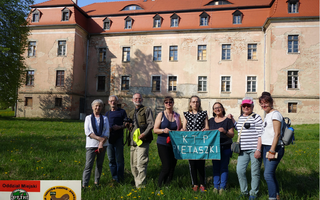 Obraz przedstawiający „Piętaszki” z Bydgoszczy zwiedzają pałac i park w Jerzmanowej.