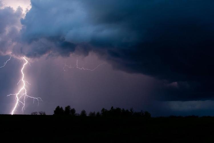 Alert RCB - burze, opady deszczu o natężeniu umiarkowanym, okresami silnym.