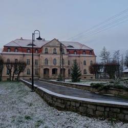 Obraz przedstawiający Pałac Jerzmanowa i długo oczekiwana „śnieżna biel”